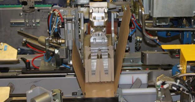 cosmetics-a-combi-machine-using-3-robots-for-packing-and-palletizing_thumbnails10.jpg